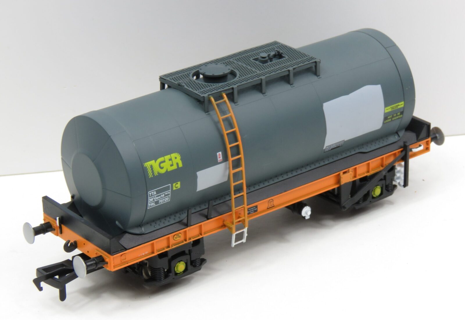 Revolution TUA TU013A 51ton Tank Wagon, Unbranded Tiger - OO Gauge OO-TUA-101