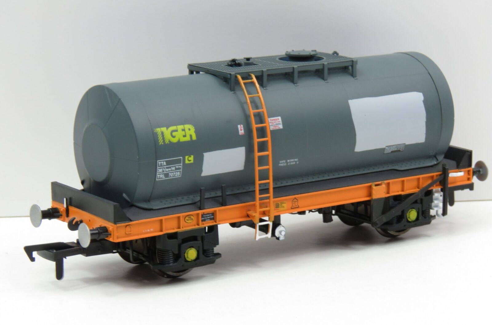 Revolution TUA TU013A 51ton Tank Wagon, Unbranded Tiger - OO Gauge OO-TUA-102