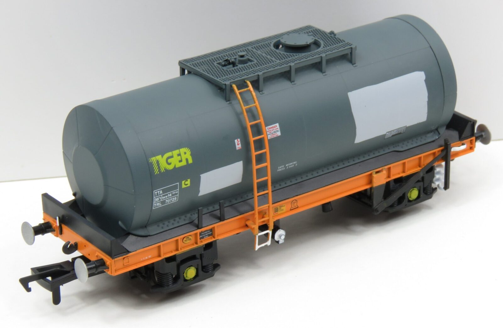 Revolution TUA TU013A 51ton Tank Wagon, Unbranded Tiger - OO Gauge OO-TUA-102