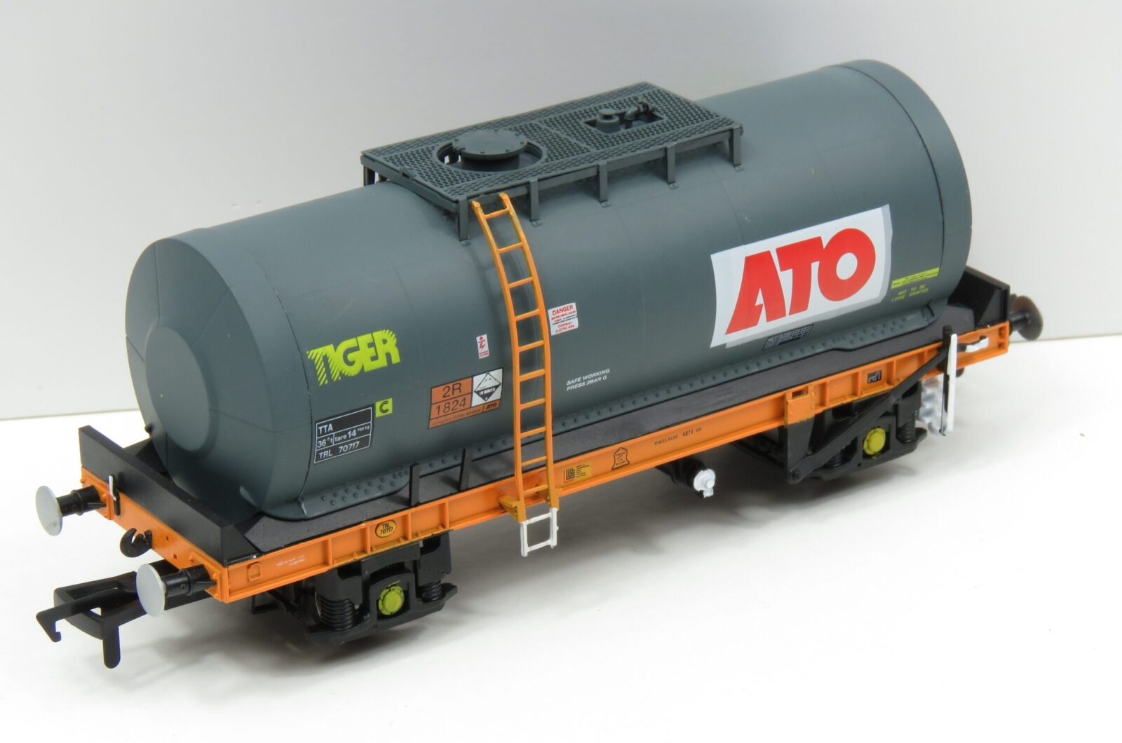 Revolution TUA TU013A 51ton Caustic Soda Tank Wagon, ATO Tiger - OO Gauge OO-TUA-202