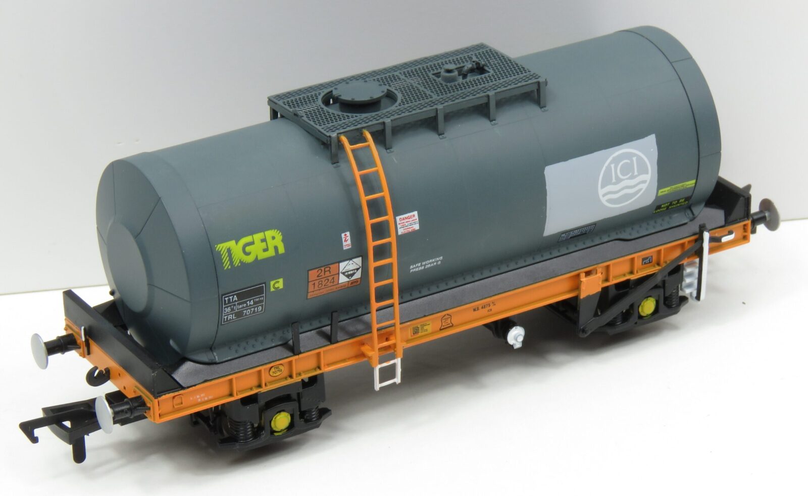 Revolution TUA TU013A 51ton Caustic Soda Tank Wagon, ICI Faded Tiger - OO Gauge OO-TUA-203