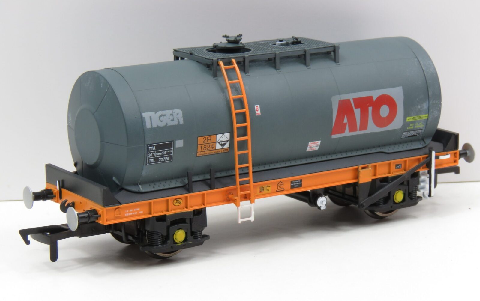 Revolution TUA TU013A 51ton Caustic Soda Tank Wagon, ATO Tiger - OO Gauge OO-TUA-204
