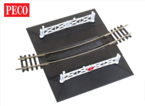 Peco ST-263 Curved (No.3 Rad.) Level Crossing, complete with 2 ramps & 4 gates OO Gauge