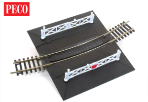 Peco ST-267 Curved (No.4 Rad.) Level Crossing, complete with 2 ramps & 4 gates  OO Gauge