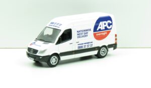 OXFORD DIECAST 76MSV004-APC MERCEDES SPRINTER VAN APC - The Alternative Parcel Company - OO gauge