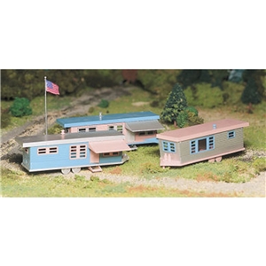 Bachmann USA - 45612 Trailer Park with Three Trailers & Flag Pole with Flag - 1:48 Scale