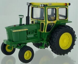 Britains BRI 43381 John Deere 4020 2wd With Hiniker Cab (Special Release 2500pcs Ltd) - 1:32 Scale