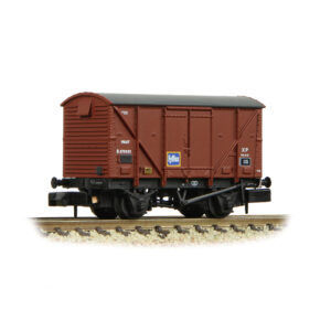 Graham Farish 377-626B BR 12T Plywood Fruit Van BR Bauxite (Late) 'Fyffes' - N Gauge