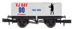 Dapol 2F-071-101 - 7 Plank Wagon VJ Day ARMY 80th Anniversary Weathered - N Gauge