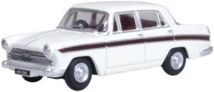 Oxford Diecast 76ACF007 Austin Cambridge White/Maroon Snowberry White/Embassy Maroon - 1:76 Scale