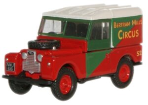 Oxford Diecast 76LAN188017 Land Rover 88" H/Top - Bertram Mills Circu  - 1:76 Scale