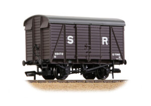 Branchline 38-070E SR 12T Even Planked Ventilated Van SR Brown - OO Gauge