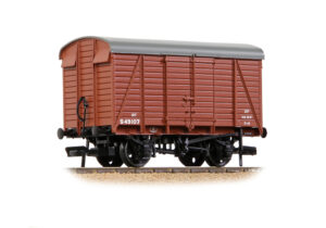 Branchline 38-071C SR 12T Even Planked Ventilated Van BR Bauxite (Early) - OO Gauge