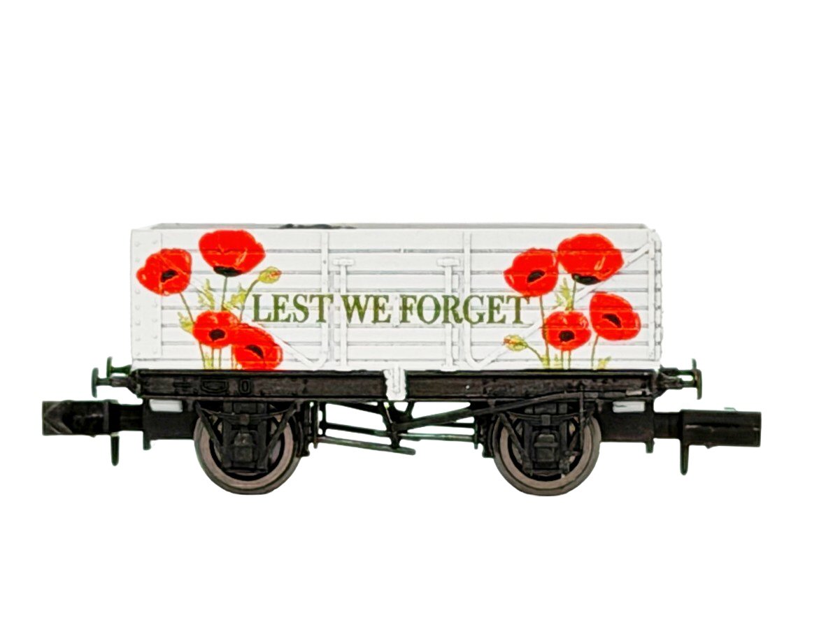 Dapol 2F-071-141 7 Plank Lest We Forget branding Weathered Finish N Gauge