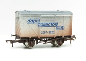Dapol 4F-011-200 Ventilated Van Dapol Collectors Club Logo Weathered Finish OO Gauge