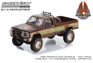 Greenlight GL44965-F Fall Guy Stuntman 1982 GMC K-2500 Sierra Grande Wideside Dirty Version - 1:64 Scale