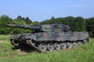 Academy PKAY13428 German Army Leopard 2A4 Main Battle Tank - 1:72 Scale