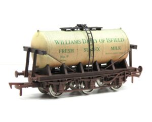 Dapol 4F-031-146, 6 Wheel Milk Tanker Williams Dairy Weathered Finish OO Gauge