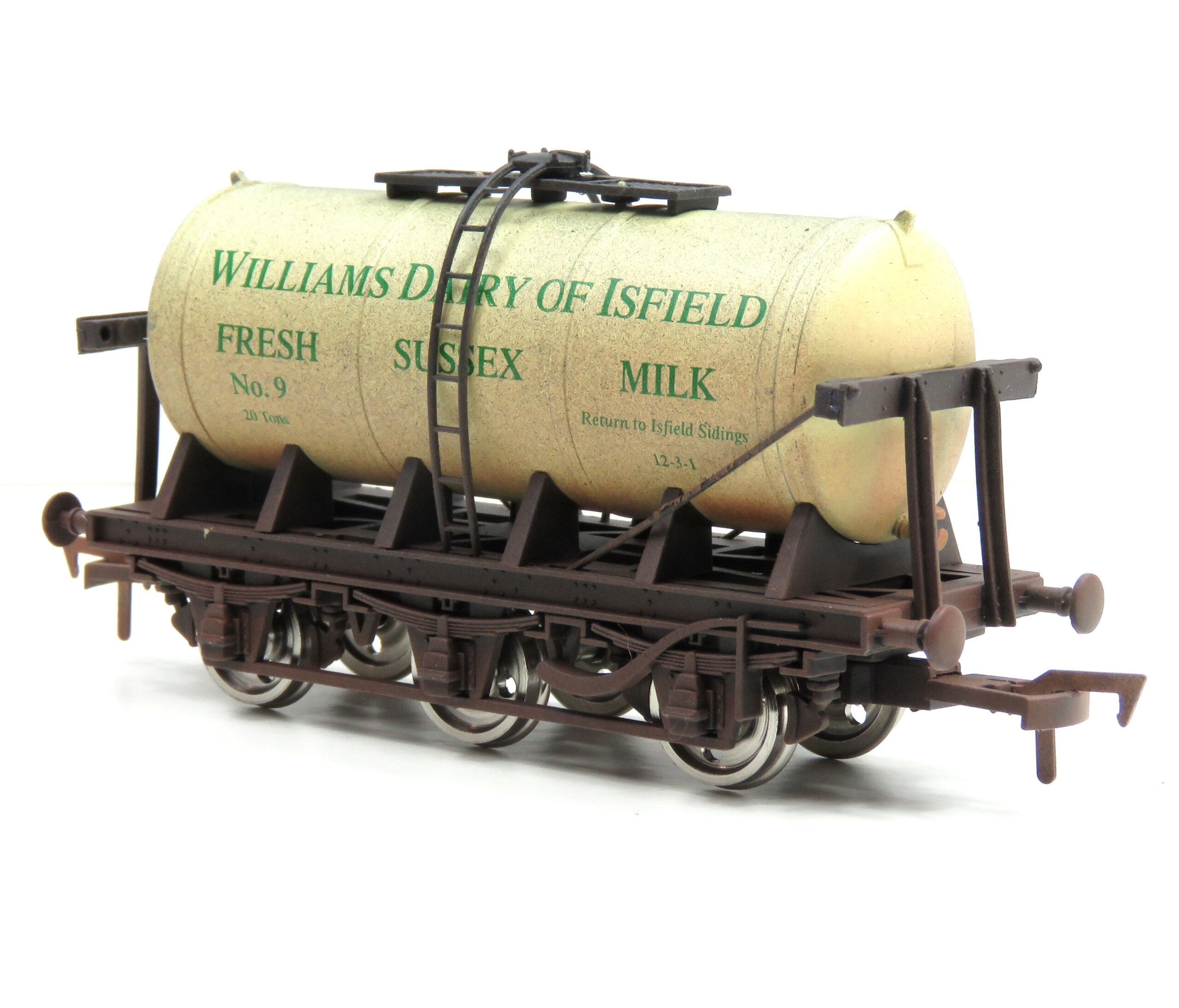 Dapol 4F-031-146, 6 Wheel Milk Tanker Williams Dairy Weathered Finish OO Gauge