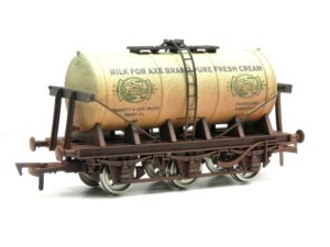 Dapol 4F-031-148, 6 Wheel Milk Tanker Axe Brand Cream Weathered Finish OO Gauge