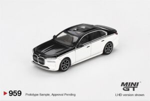 MiniGT MGT00959-R BMW i7 xDrive60 Alpine White/Black Sapphire (RHD) - 1:64 Scale