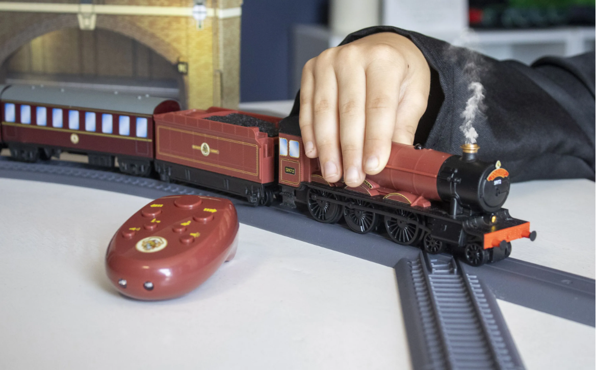 Hornby R9370SSM Playtrains - Playtrains Hogwarts Express Train Set with Steam OO Gauge