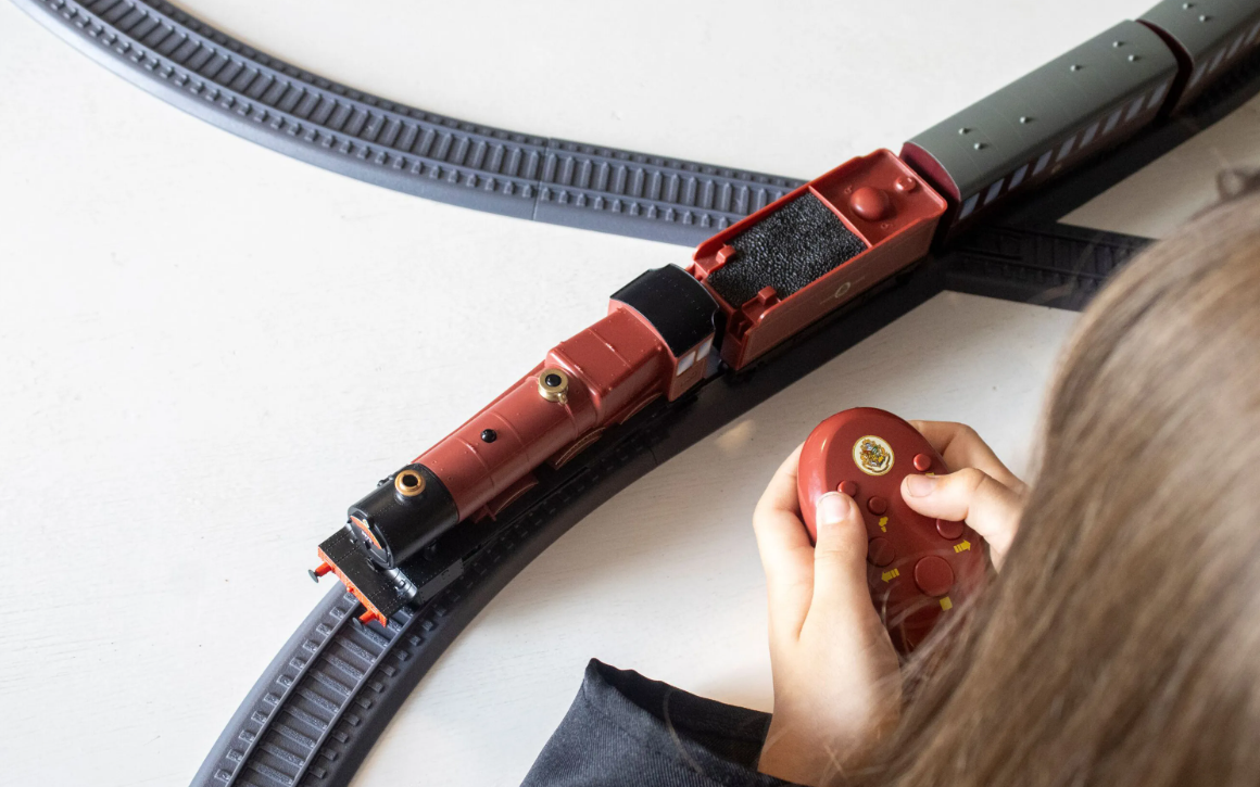 Hornby R9370SSM Playtrains - Playtrains Hogwarts Express Train Set with Steam OO Gauge