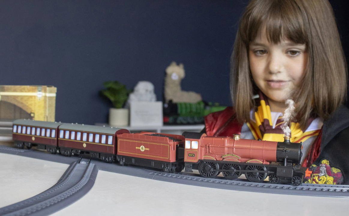 Hornby R9370SSM Playtrains - Playtrains Hogwarts Express Train Set with Steam OO Gauge