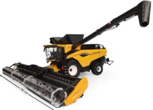 Universal Hobbies UNI 7237 New Holland CR11 Combine Harvester with Wheels 1:32